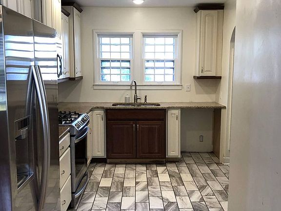 5th image of 405 Hyde Park Dr