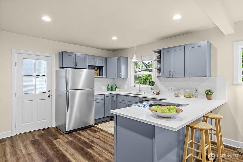 3rd image of 902 22nd Avenue