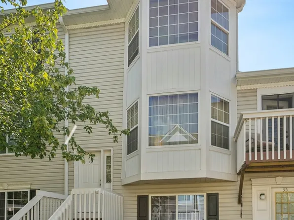 33 S Treehouse Ln, Round Lake, IL 60073