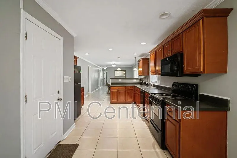 3 bed, 2.0 bath, 1568 sqft, $2,100 — Photo 3