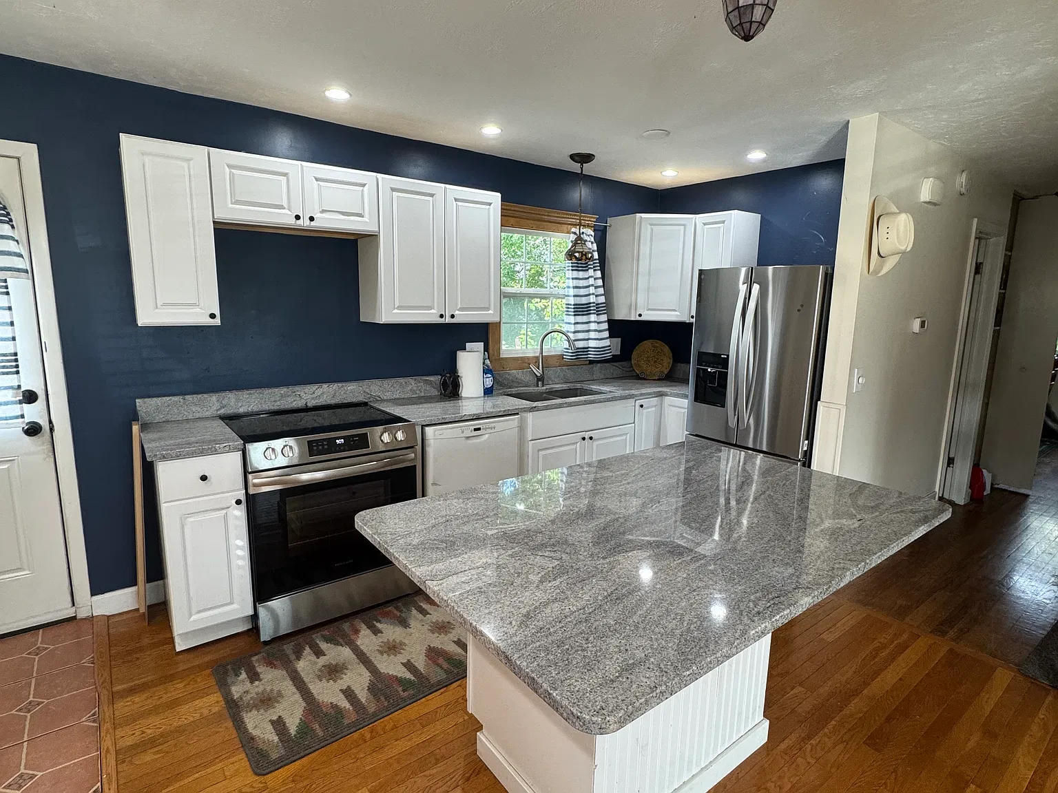 3 bed, 1233 sqft, $1,950 — Photo 2