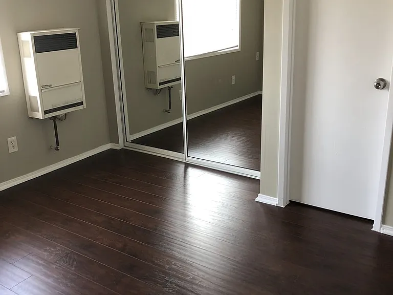 1420 S Redondo Blvd — Photo 3
