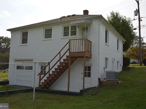 3rd image of 207 Elm St
