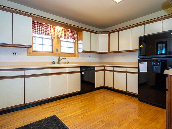 5th image of 36 Medinah Ave