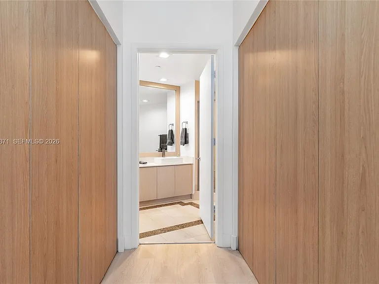 300 S Pointe Dr #907 — Photo 49