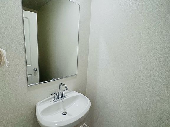 5th image of 984 Holly Ln
