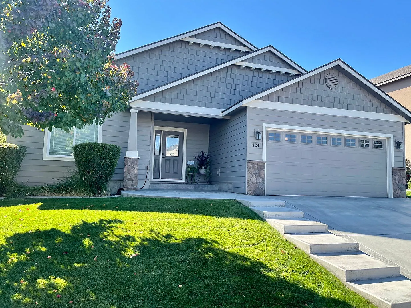 Live In Luxury with Vaulted Ceilings, Granite Countertops, and a Gas Fireplace! — Photo 1