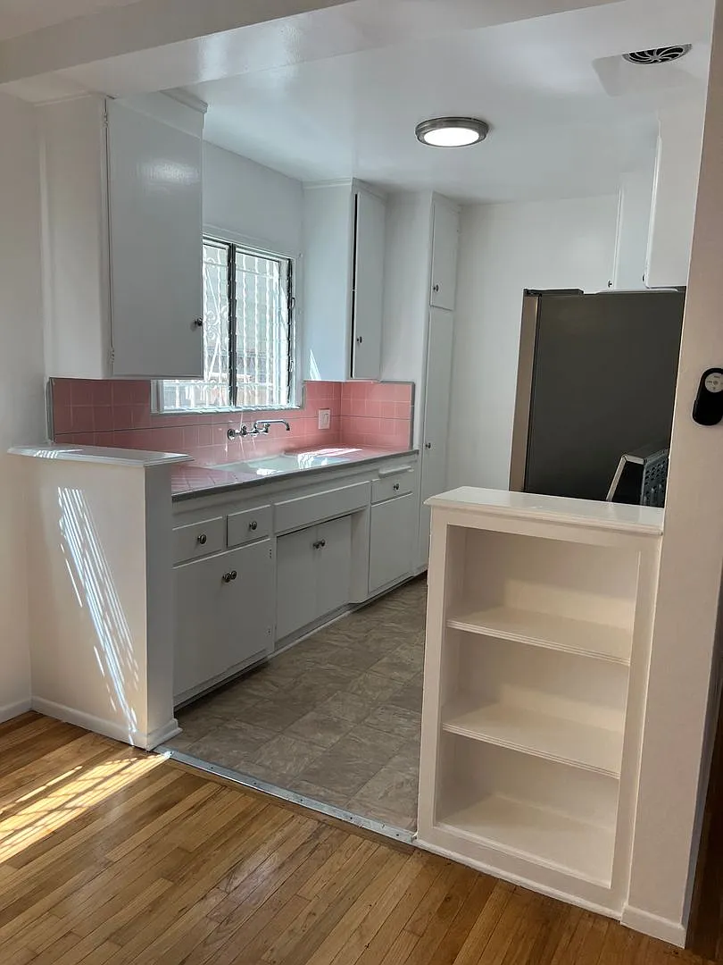 Flores St - 611 — Photo 3