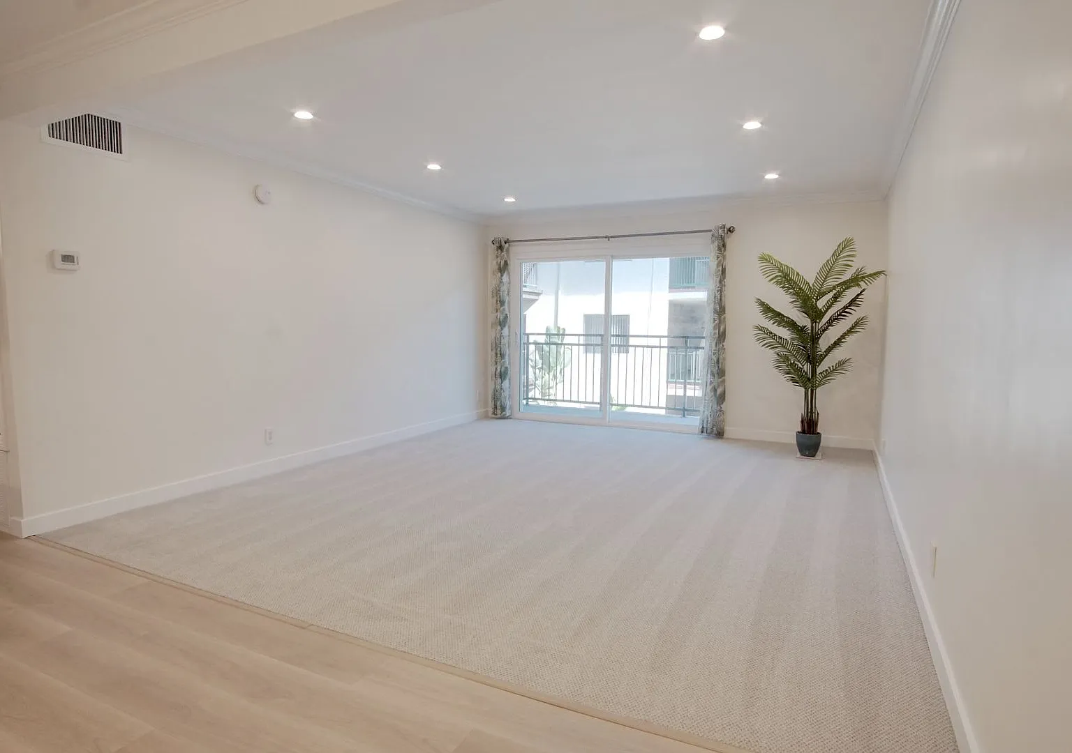 2 Bedroom 2 Bathroom Condo in Encino — Photo 1
