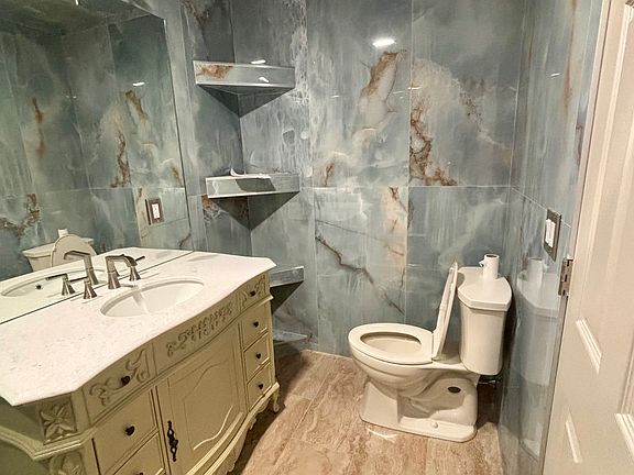 5th image of 209 Main St APT 2C