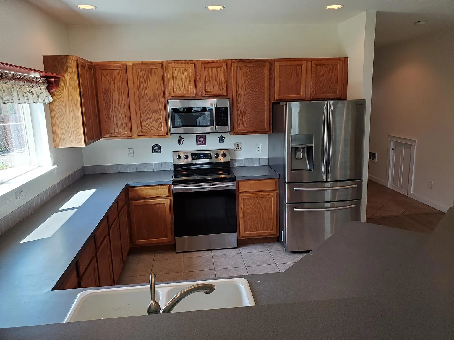 3 bed, 1934 sqft, $2,500 — Photo 2