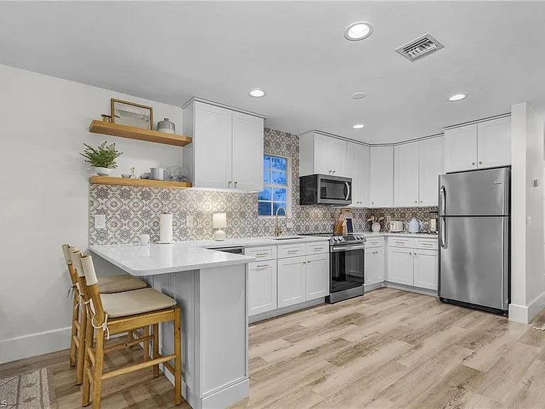 6155 Standing Oaks Ln — Photo 10