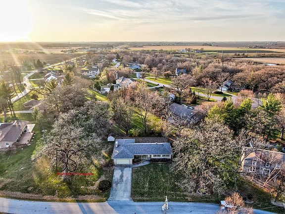 3rd image of 8 Oaklane Dr