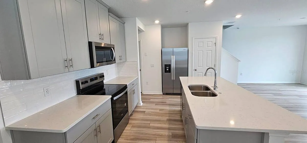 3 bed, 2.5 bath, 1566 sqft, $2,400 — Photo 3
