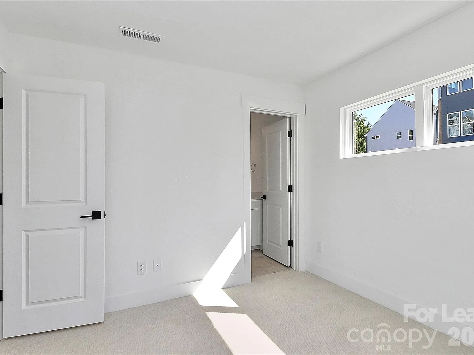 4 bed, 4.5 bath, 2120 sqft, $2,999 — Photo 4