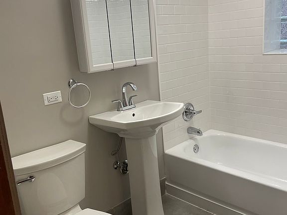 4th image of 837 N Maplewood Ave APT 2