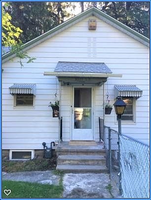 Side entrance, enters into the kitchen