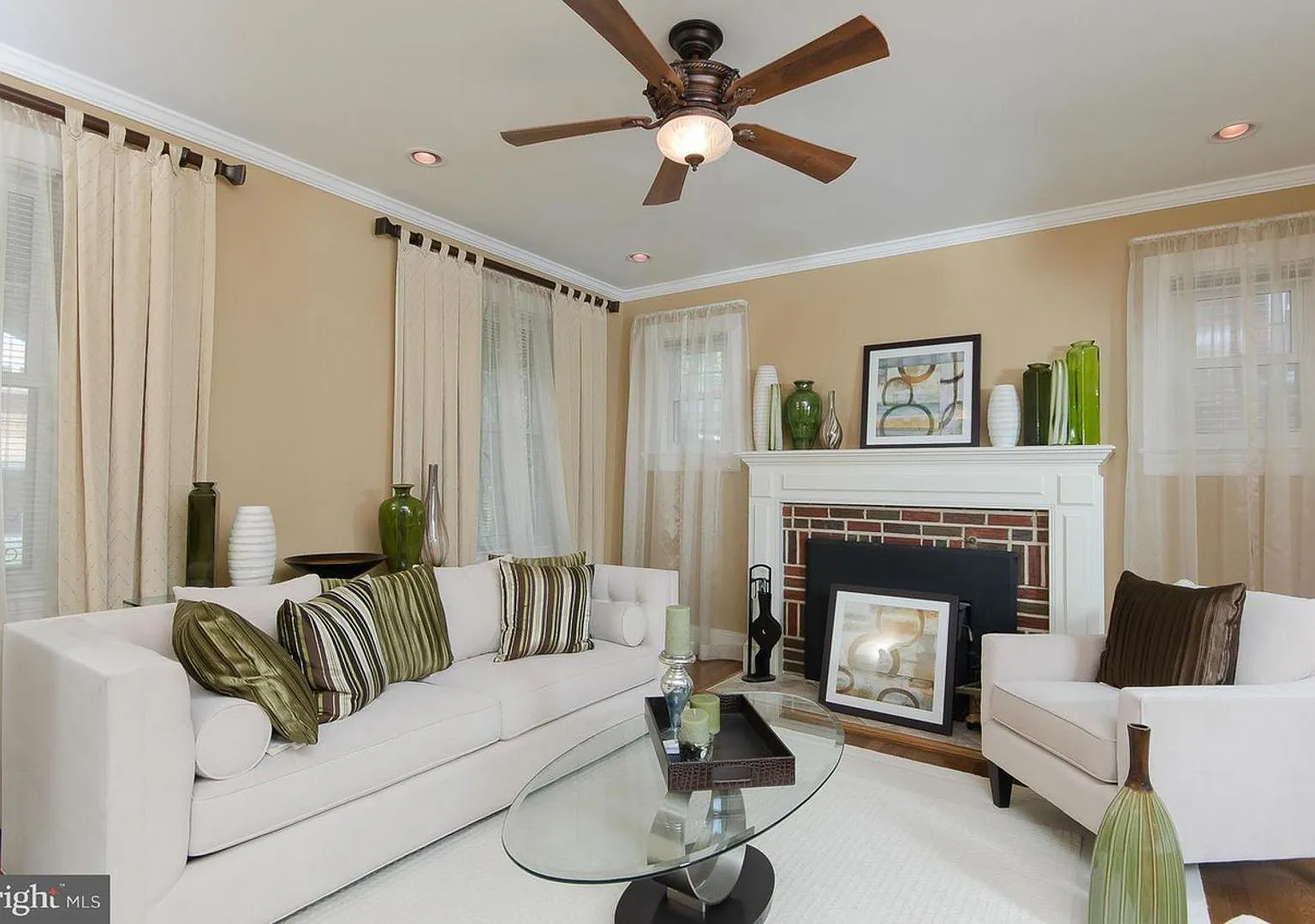 Spacious 4-level detached home — Photo 4