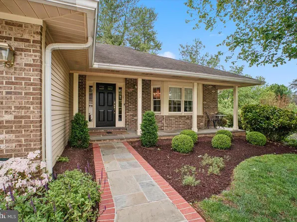 10033 Glencroft Ct, Vienna, VA 22181