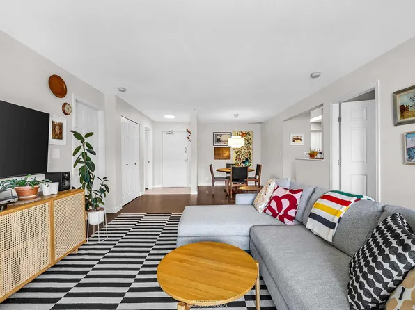223 Mountain Hwy #303, North Vancouver, BC V7J 3V3
