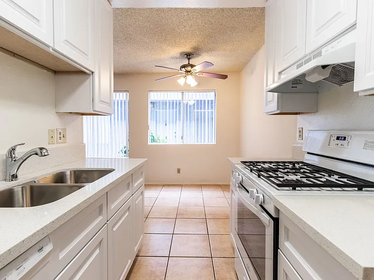 10845 Camarillo St — Photo 29