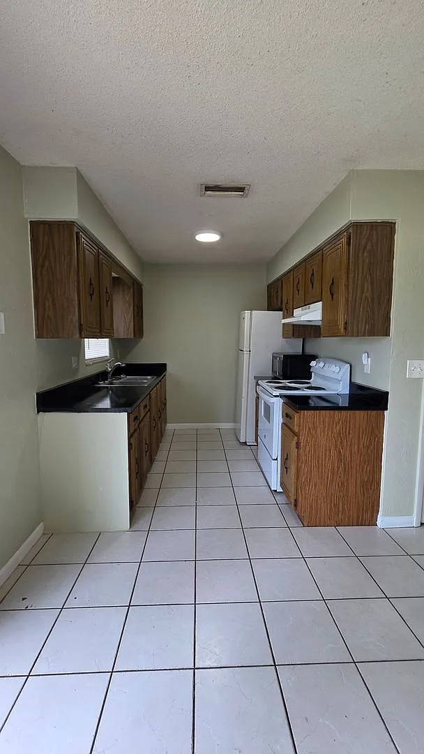 2 Bedroom 1 Bath Single Family Home — Photo 3