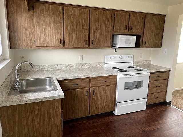 Kitchen 10'11" x 8'7" from entry