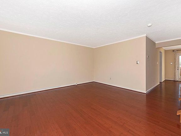 LIGHT BRIGHT LIVING ROOM WITH NEUTRAL COLORS