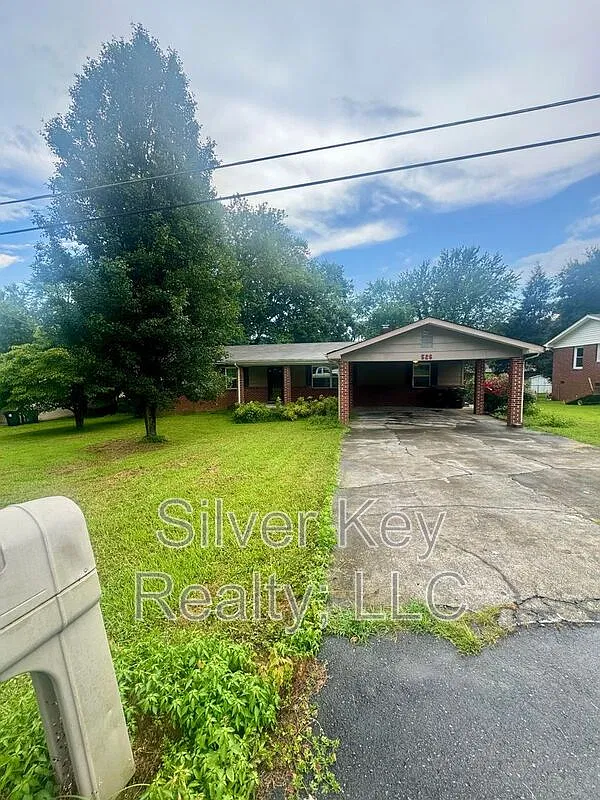 4 bed, 2.0 bath, $1,595 — Photo 2