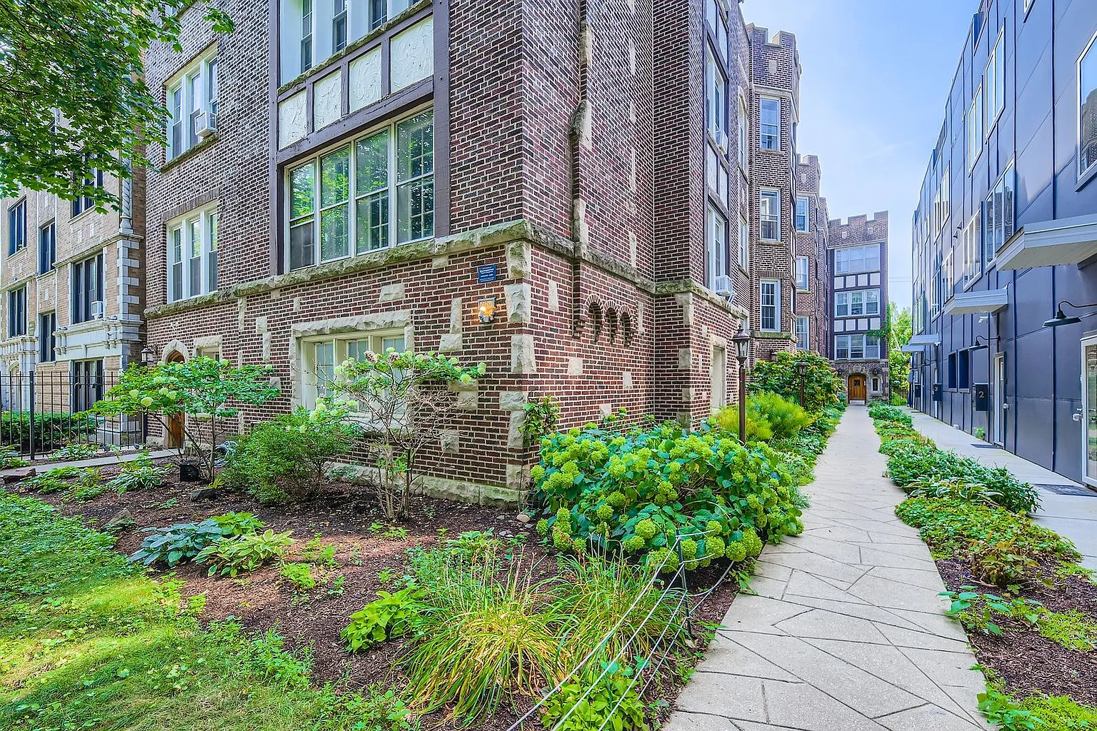1529 W Estes Ave APT 1A photo 1
