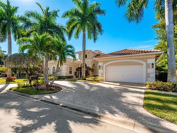 5th image of 610 Enclave Cir W