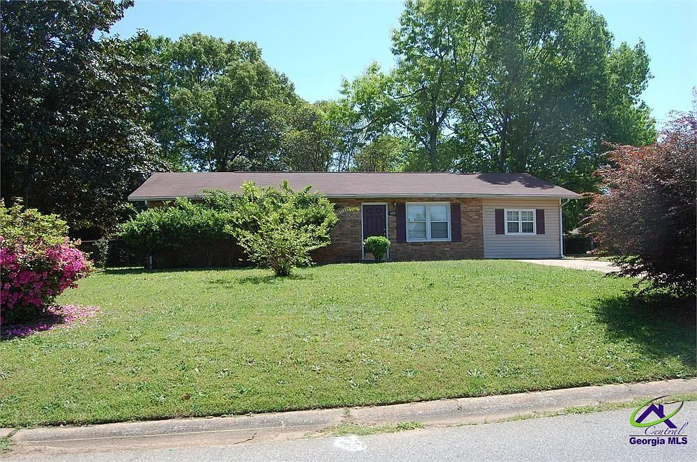 3 bed, 1.5 bath, 1352 sqft, $1,350 — Photo 1