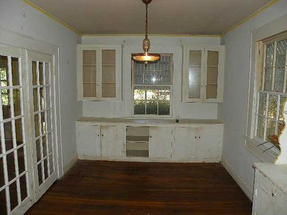 3rd image of 2409 Barbara St