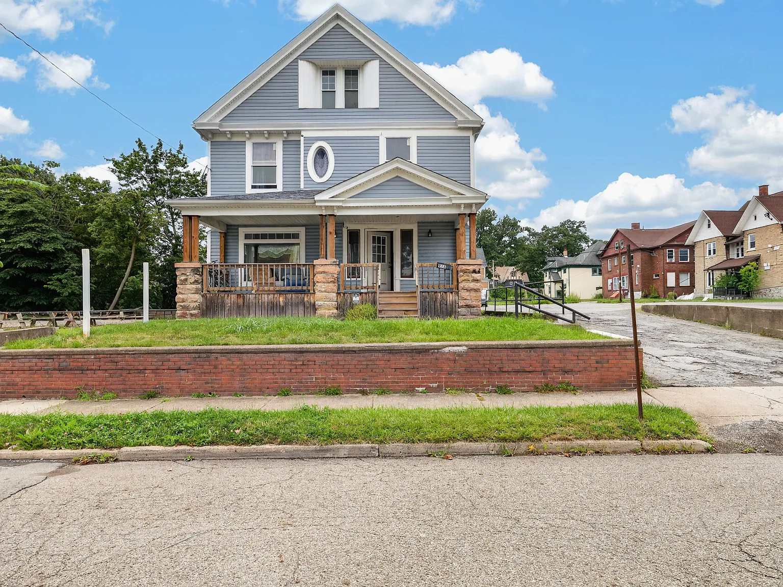 8 bed, 2500 sqft, $3,800 — Photo 1