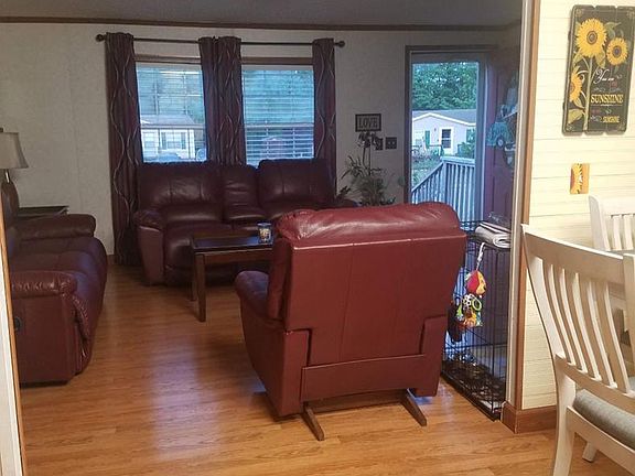 3rd image of 90 Wendover Ln