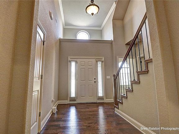 4th image of 3704 NE Oakbrooke Ave