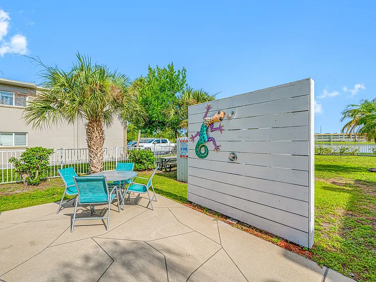 Lakeside Villas — Photo 18