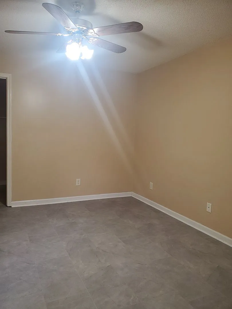 Henderson Road 8 Plex Apartments — Photo 4