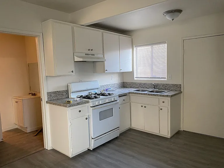 207 E Sequoia Ave — Photo 3
