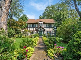 5 Lincoln Rd, Great Neck, NY 11021