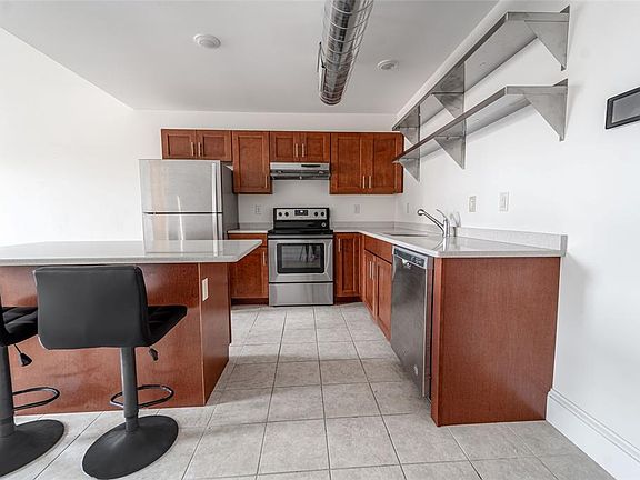 4th image of 257 Washington St