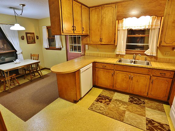 kitch eat-in with side entry