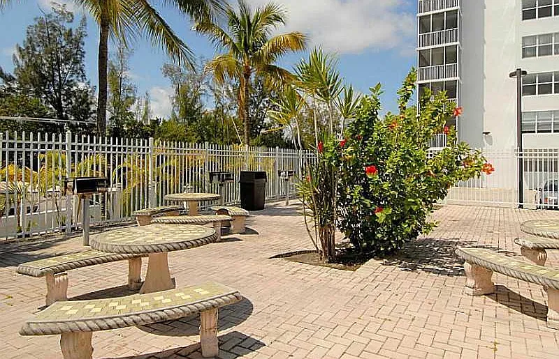 2 bed, 1025 sqft, $2,400 — Photo 3