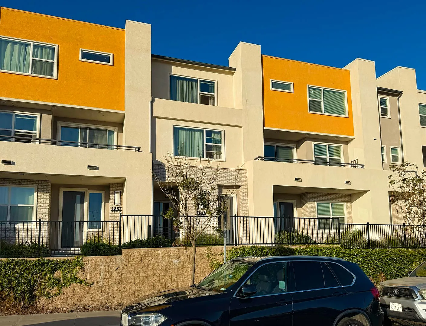 Welcome to a Beautiful 4-Bedroom Townhome in Millenia — Photo 3
