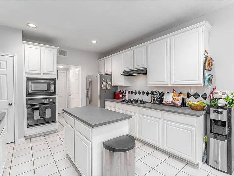 2309 Orleans Ln — Photo 9