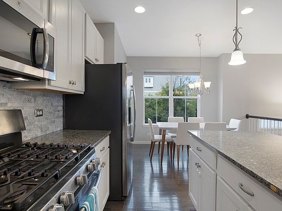4th image of 1197 Evergreen Ave