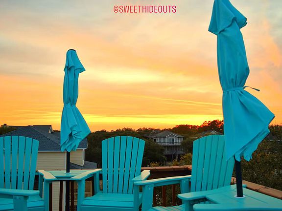 Watch sunsets from the treetop deck