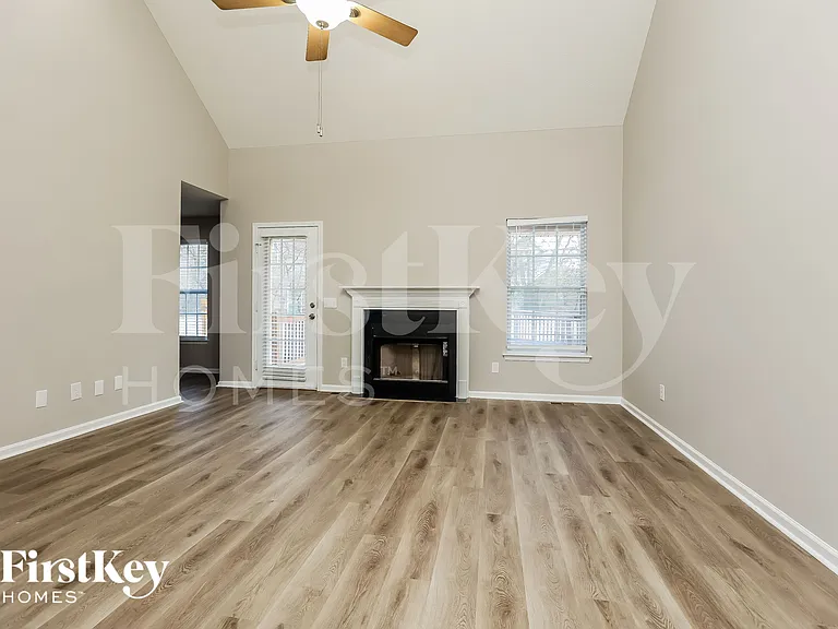 105 Lisa Cir — Photo 2