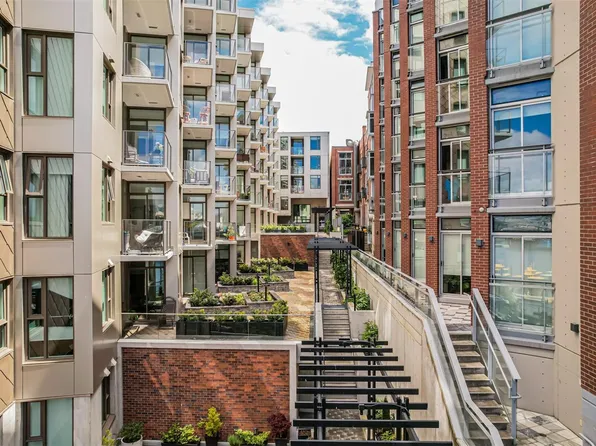 1628 Store St #904, Victoria, BC V8W 0H1