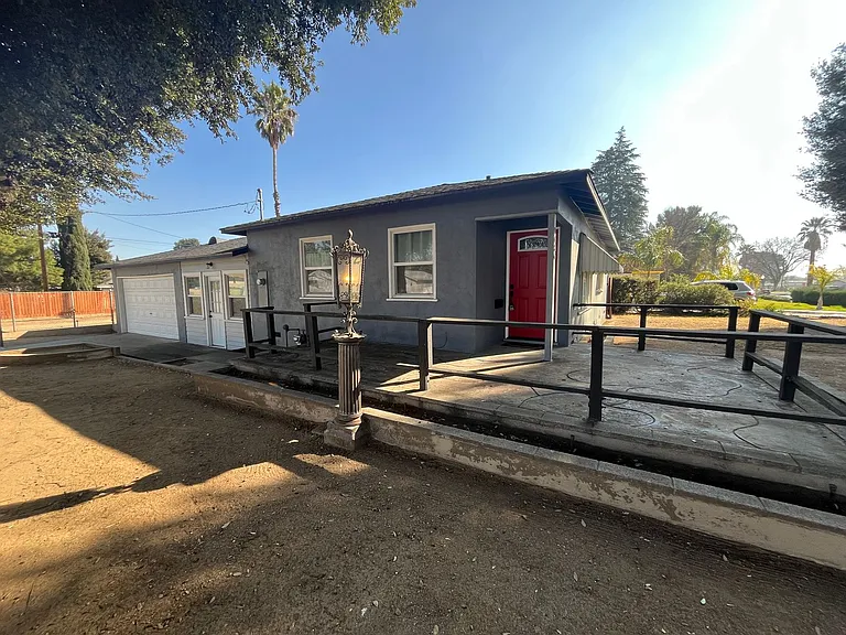 1086 Palm Ave — Photo 1